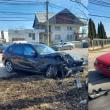 O șoferiță care a depășit o coloană de mașini a provocat un accident cu doi răniți