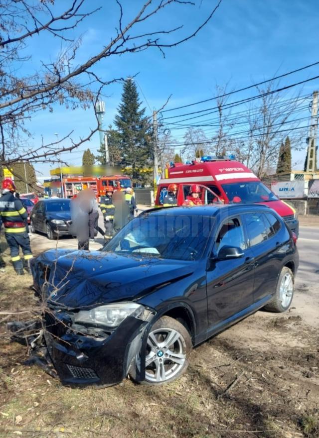 O șoferiță care a depășit o coloană de mașini a provocat un accident cu doi răniți