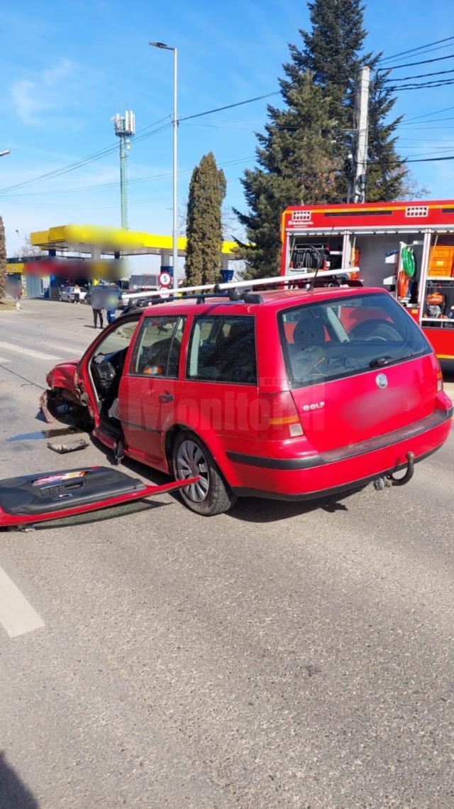 O șoferiță care a depășit o coloană de mașini a provocat un accident cu doi răniți