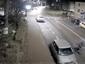 Peste 9 ani de închisoare pentru un individ care, printre altele, a spart și oglinzile a 18 mașini din Suceava