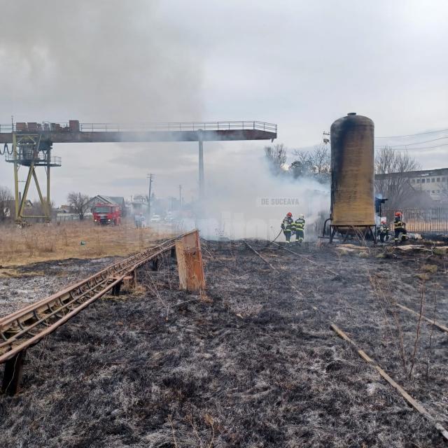 Un foc pus pentru arderea vegetației s-a extins și la două construcții, în zona depoului Ițcani