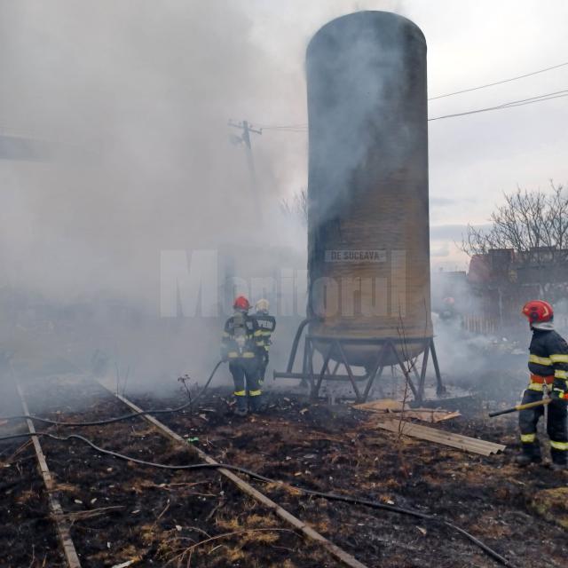 Un foc pus pentru arderea vegetației s-a extins și la două construcții, în zona depoului Ițcani