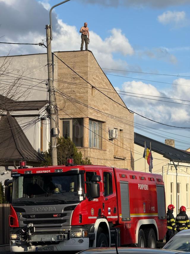 Un recidivist a ameninţat că se aruncă de pe clădirea Procuraturii de la Câmpulung Moldovenesc