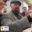 Unul dintre zecile de tineri care s-au înghesuit să se fotografieze cu Piedone a reclamat că ...