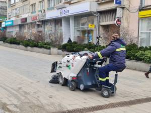 Curățenia străzilor și trotuarelor din municipiul Suceava se face în baza unui nou contract, încheiat pentru o perioadă de opt ani