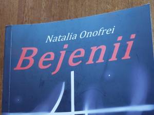 Suceveanca Natalia Onofrei îmbogățește scena romanului realist românesc cu „Bejenii”, povestea plecărilor „cu satul” la muncă în străinătate