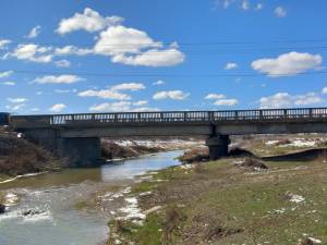 Lucrări de reparații la un pod din 1974, de pe drumul Suceava – Târgu Neamț