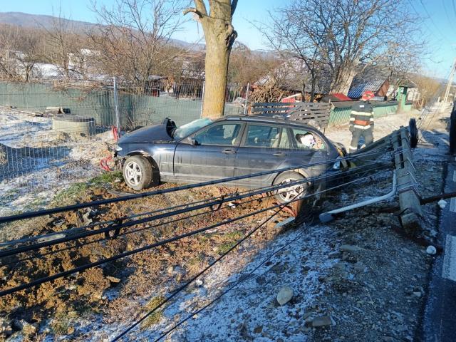 O mașină a rupt un stâlp de electricitate, în urma unui impact violent