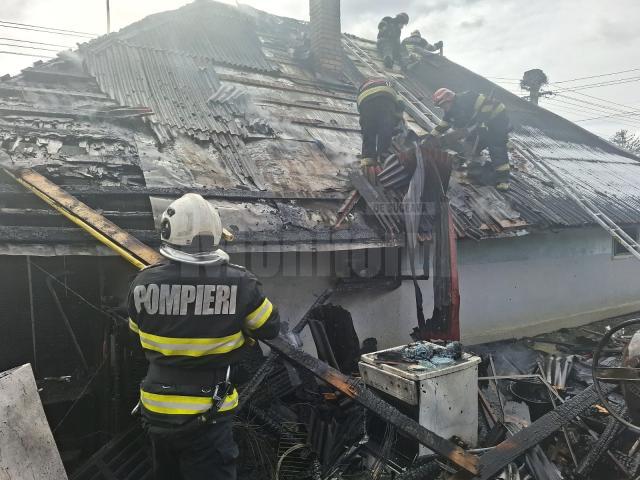 Casă afectată grav de un incendiu izbucnit de la folosirea unui flex  electric