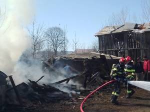 Incendiu violent, pornit de la o afumătoare