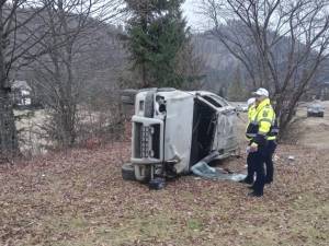 Șoferul care s-a răsturnat cu mașina la Mălini este internat în stare gravă la spital