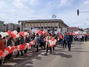 Sute de oameni, de toate vârstele, participă azi la „Marșul pentru viață 2025”, în centrul Sucevei