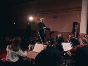 Emoție și rafinament la concertul simfonic al elevilor și profesorilor Colegiului de Artă, pe scena din Siret