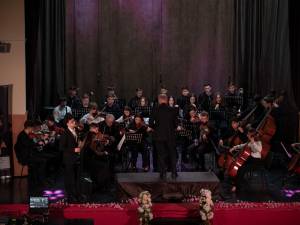 Emoție și rafinament la concertul simfonic al elevilor și profesorilor Colegiului de Artă, pe scena din Siret