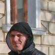 Un comerciant de îmbrăcăminte și încălțăminte, înjunghiat în gât în propria locuință