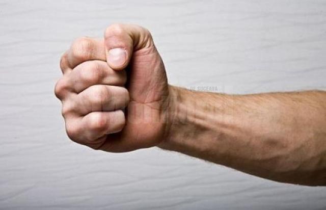 Și-a agresat soția și pe unul dintre cei 8 copii, dar a scăpat de pușcărie. Foto aflacum.ro
