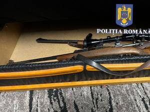 20 de arme deținute ilegal, multă muniție și peste 200 de trofee de vânătoare, ridicate de la suceveni