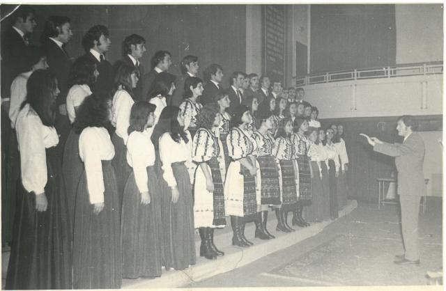 Cor dirijat de prof. Marian Palade