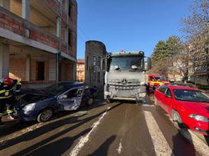 Șoferiță rănită, după un accident cu o basculantă, pe strada Alexandru cel Bun din Suceava