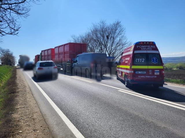 Două camioane și un microbuz s-au ciocnit pe E 85, zona Grănicești