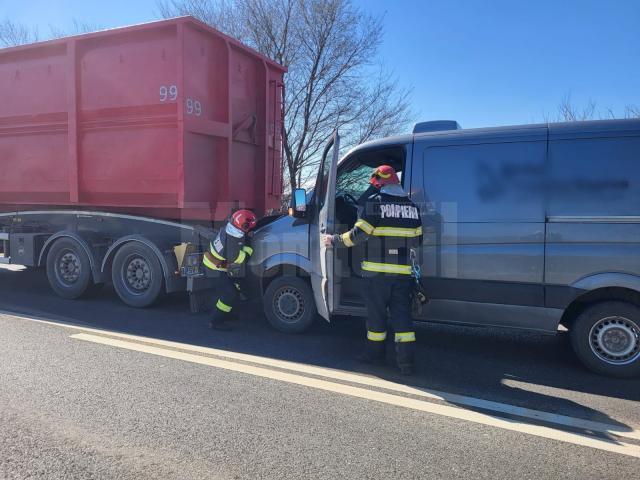 Două camioane și un microbuz s-au ciocnit pe E 85, zona Grănicești