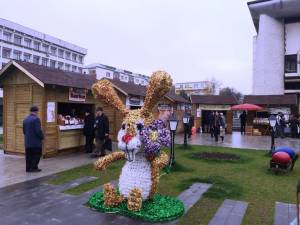 Fără ouă colorate, „mușcate spânzurate” și iepuri din sârmă cu beteală, de Paște, în Suceava. Foto Asociația Produs în Bucovina