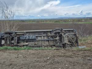 Un microbuz cu 15 persoane, care circula de la Gura Humorului la Iași, implicat într-un accident la Pașcani