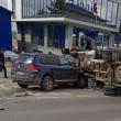 Un șofer a rămas încarcerat după un accident între un autoturism și o autoutilitară