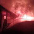 Un incendiu puternic a mistuit o casă în construcție și mai multe anexe