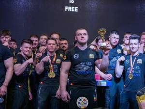 Antrenorul Andrei Chipreanov alături de sportivii săi