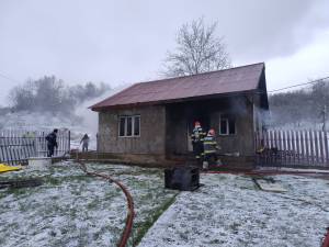 Bătrân găsit decedat în casa cuprinsă de flăcări