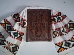 Ouă încondeiate, cruci de factură populară, icoane, țesături, toate în expoziția de la Casa Ostra din Muzeul Satului Bucovinean