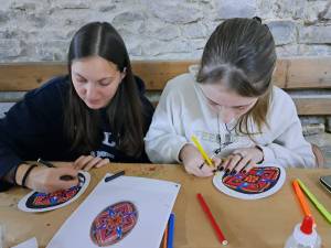 Atelierele creative cu tema „Tradiții și obiceiuri de Paște”, la Muzeul Etnografic Hanul Domnesc
