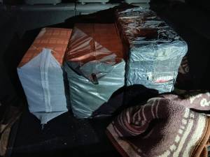 Țigări de contrabandă găsite în mașină