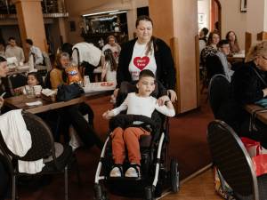 Daruri și bucurie pentru mai mulți copii cu dizabilități din Câmpulung Moldovenesc, la „Târgul de vise al iepurașului”