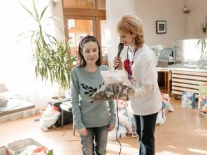 Daruri și bucurie pentru mai mulți copii cu dizabilități din Câmpulung Moldovenesc, la „Târgul de vise al iepurașului”