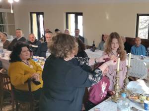 Aprinderea lumanarilor la inceperea Sederului