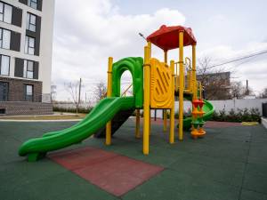 Spațiu de joacă pentru copiii din blocurile construite de Ucasy în spatele fabricii Mopan