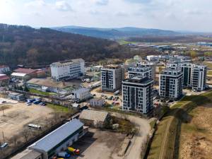 Vedere aeriană a blocurilor construite de Ucasy în spatele fabricii Mopan