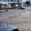 S-a grăbit să treacă în timp ce bariera de cale ferată cobora și a fost izbit în plin de ...
