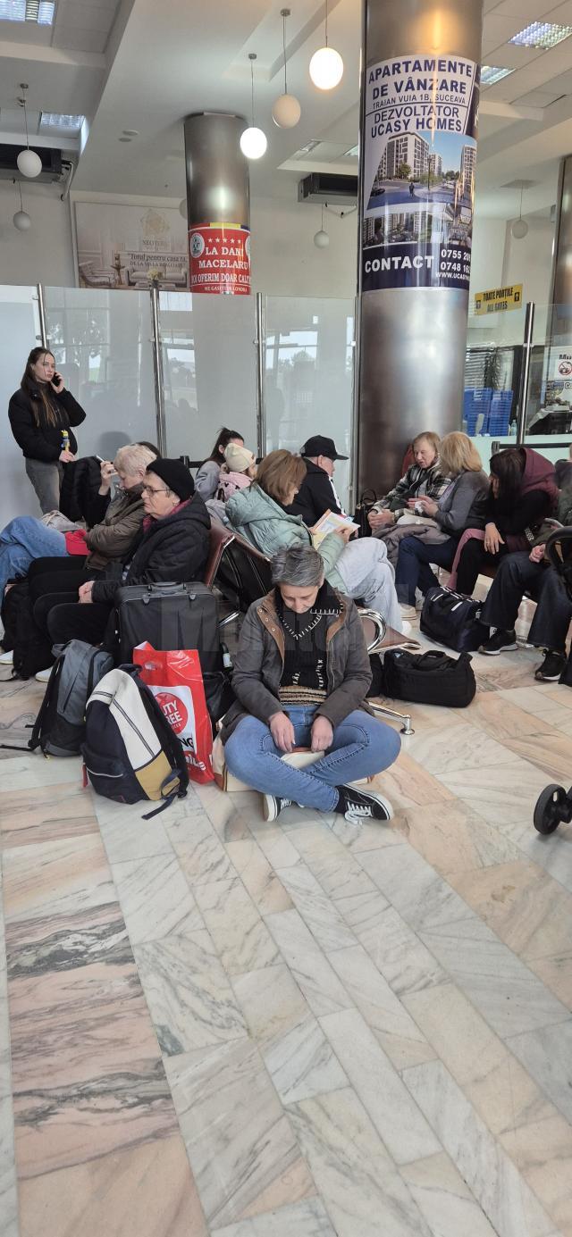 180 de pasageri au fost nevoiți să aștepte 10 ore în aeroportul Suceava după o defectiune la aeronava care trebuia să opereze zborul Suceava - Londra