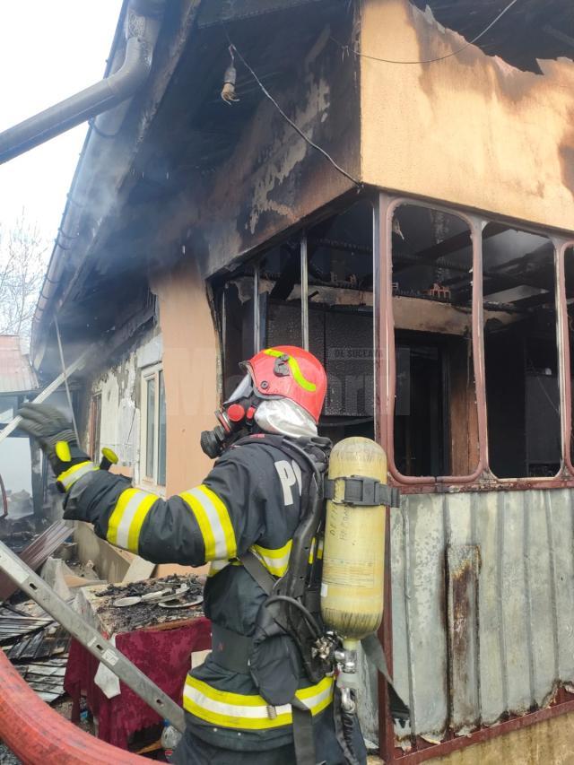 Un puternic incendiu a izbucnit în dimineața zilei de miercuri la o gospodărie din comuna Preutești