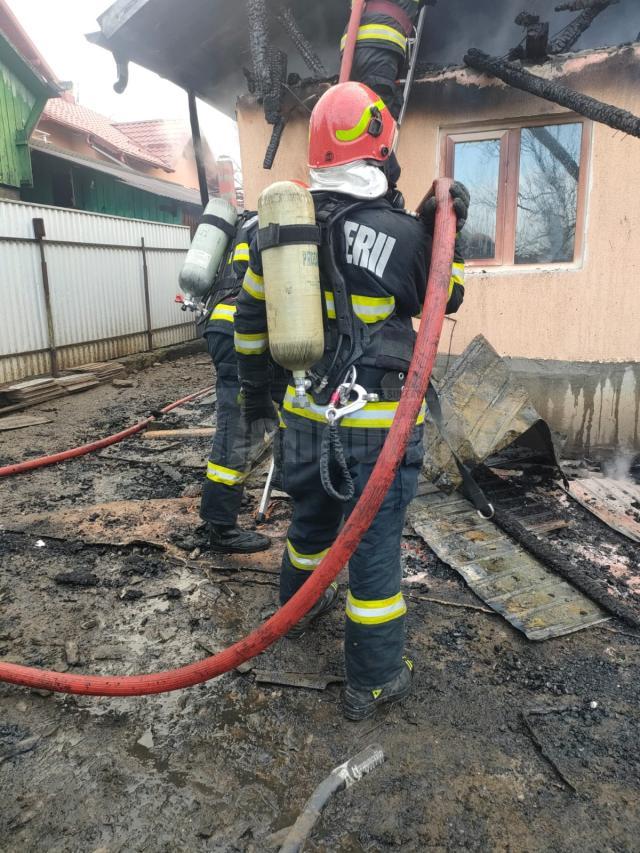 Un puternic incendiu a izbucnit în dimineața zilei de miercuri la o gospodărie din comuna Preutești