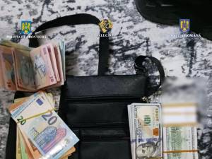 În cadrul perchezițiilor au fost ridicate și sume de bani
