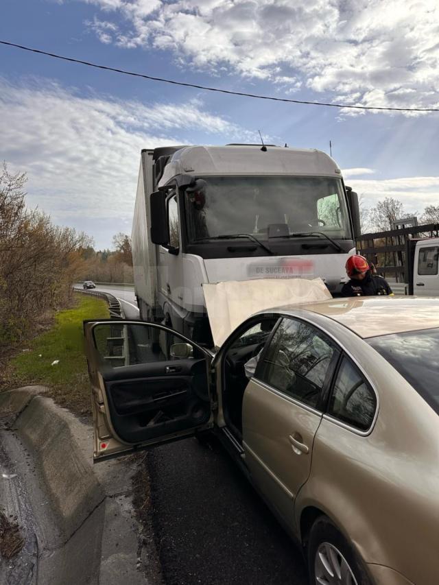 O șoferiță a intrat pe contrasens, într-un camion, între Ilișești și Păltinoasa