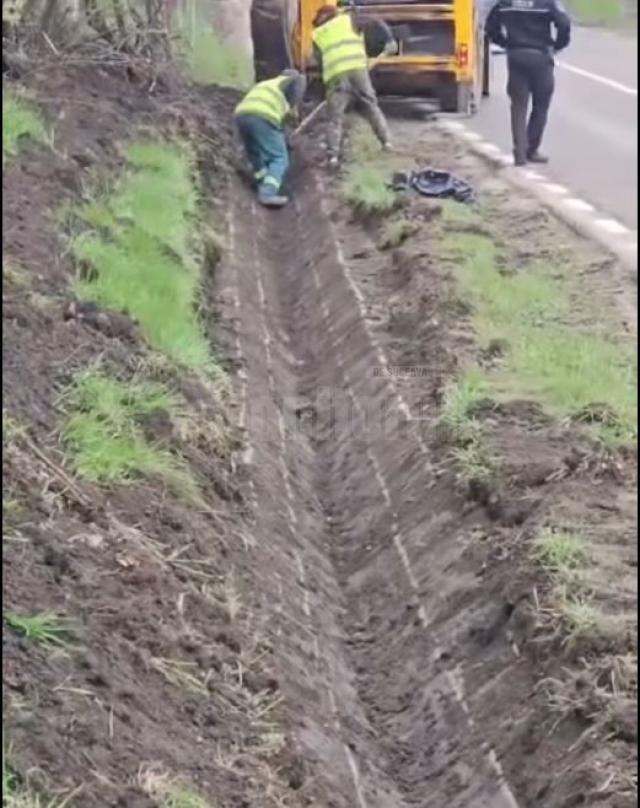 Curățarea rigolelor de pe strada Parcului