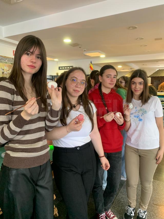 50 de tineri au deprins meșteșugul încondeierii ouălor în cadrul unui proiect derulat de ATOS