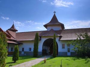 Excursie - pelerinaj organizată în Vinerea mare pentru bătrânii de căminul  ”Sfântul Ioan Cel Nou” din Suceava