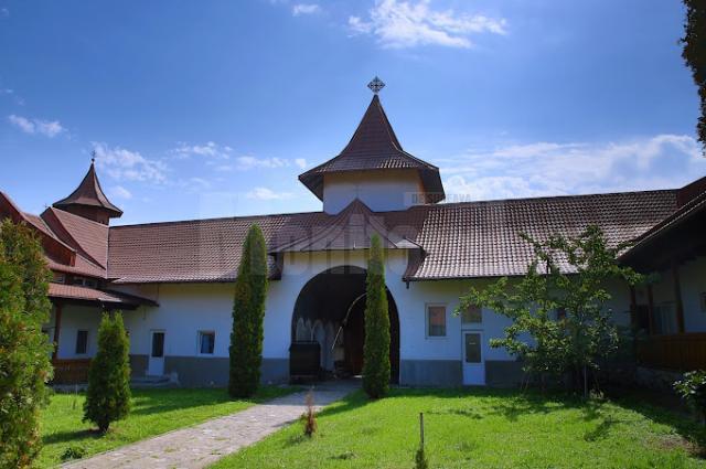 Excursie - pelerinaj organizată în Vinerea mare pentru bătrânii de căminul  ”Sfântul Ioan Cel Nou” din Suceava
