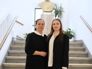 Alexia Pîslari alături de prof. Angela Sehlanec